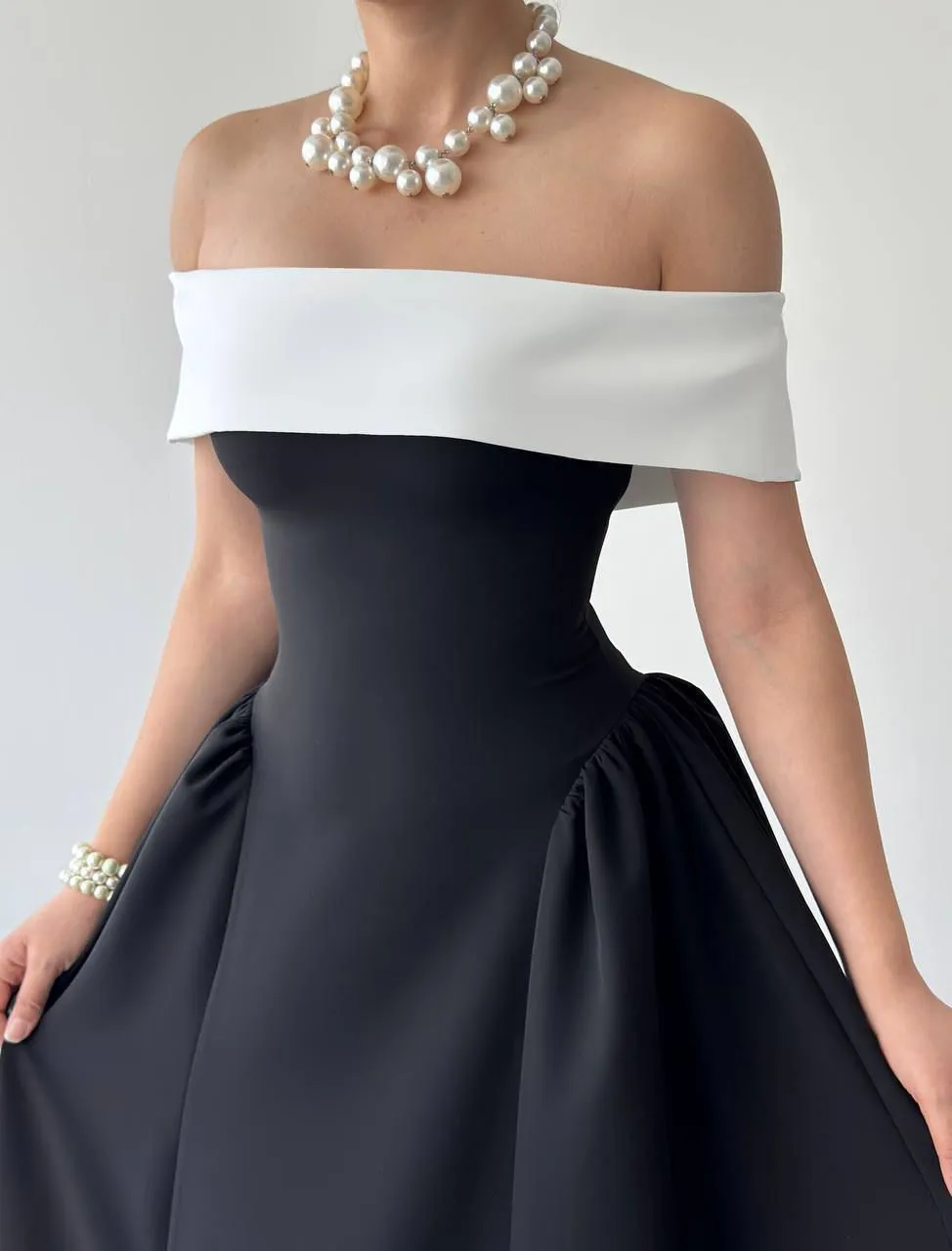 Crno-bela off-shoulder midi haljina - haljine