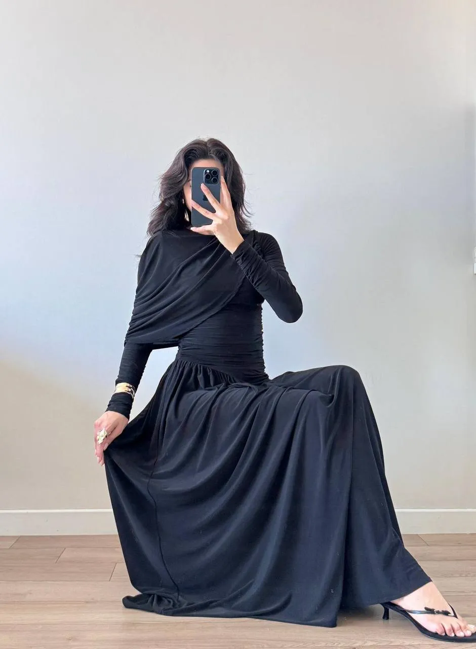 Crna duga haljina sa drape detaljom - haljine