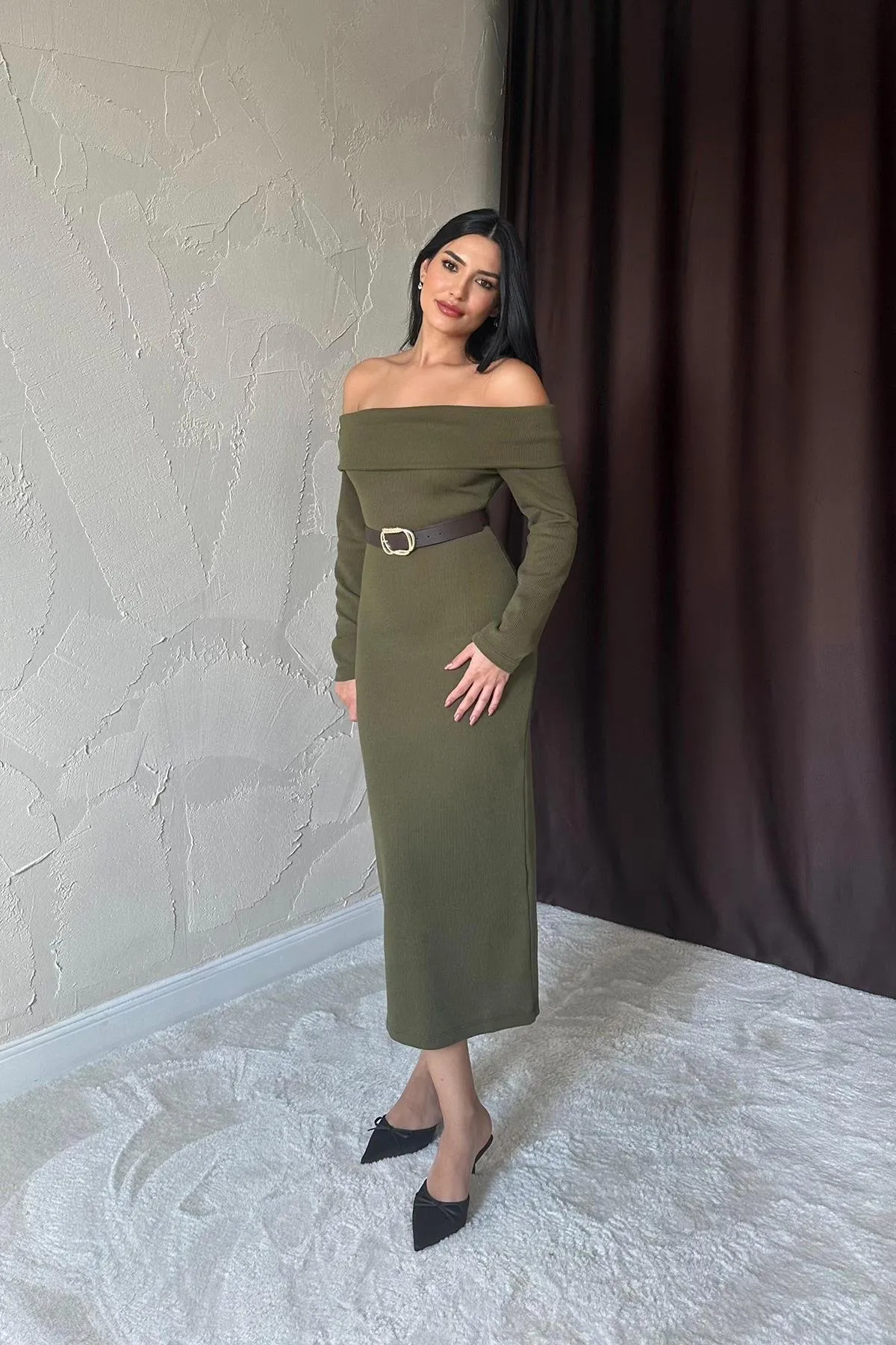Maslinasta off-shoulder midi haljina sa kaišom - slika 3